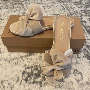 👠 Kaanas Slides/Flats/Sandals Women’s size 9 Champagne Sausalito Velvet Bow